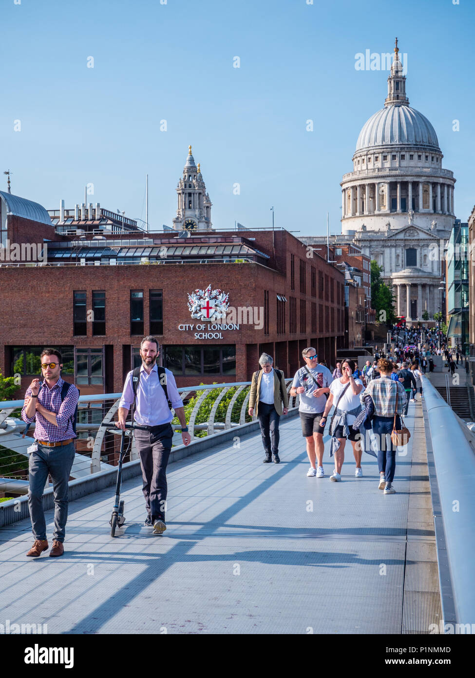 Millennium Bridge che conduce alla Cattedrale di St Paul, City of London, Londra, Inghilterra, Regno Unito, GB. Foto Stock