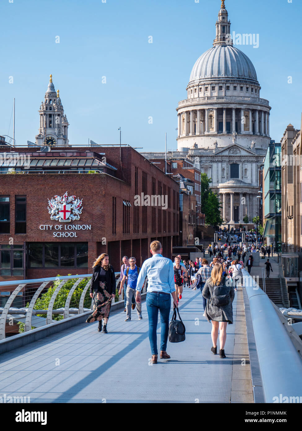 Millennium Bridge che conduce alla Cattedrale di St Paul, City of London, Londra, Inghilterra, Regno Unito, GB. Foto Stock