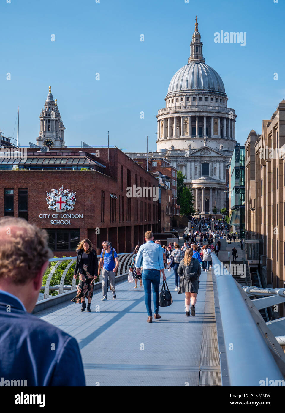 Millennium Bridge che conduce alla Cattedrale di St Paul, City of London, Londra, Inghilterra, Regno Unito, GB. Foto Stock