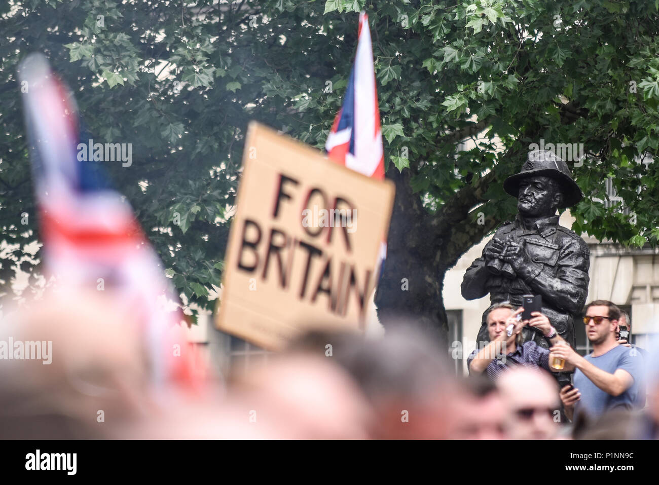 Statua del generale Slim su Whitehall che domina una protesta della English Defence League contro l'arresto di Tommy Robinson. Per il cartello della Gran Bretagna Foto Stock