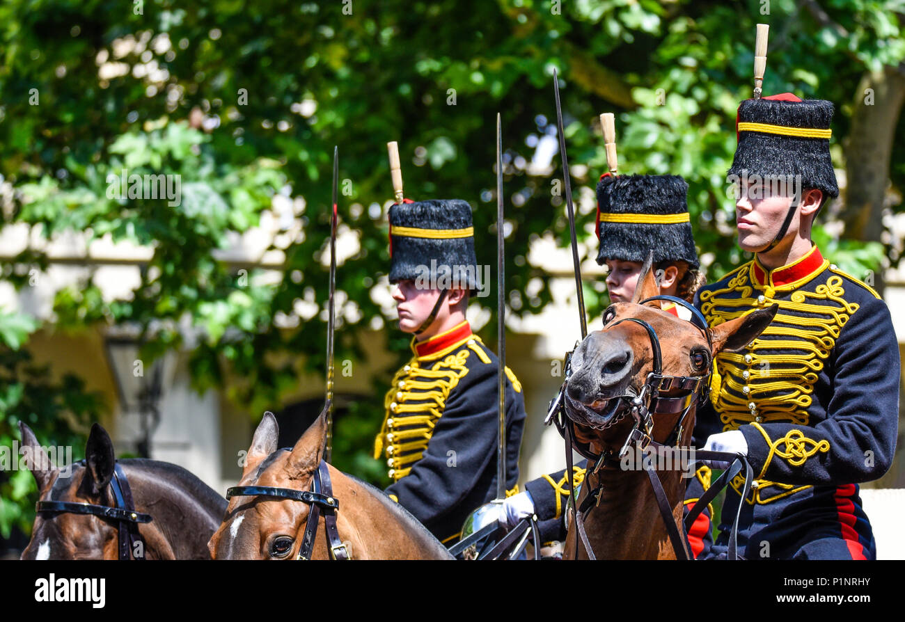 Trooping il colore 2018. Kings truppa Royal horse riding di artiglieria sul Mall. Frisky cavallo Foto Stock