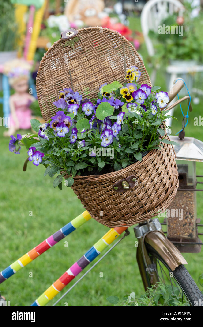 Cesto di fiori in vimini bicicletta immagini e fotografie stock ad alta  risoluzione - Alamy