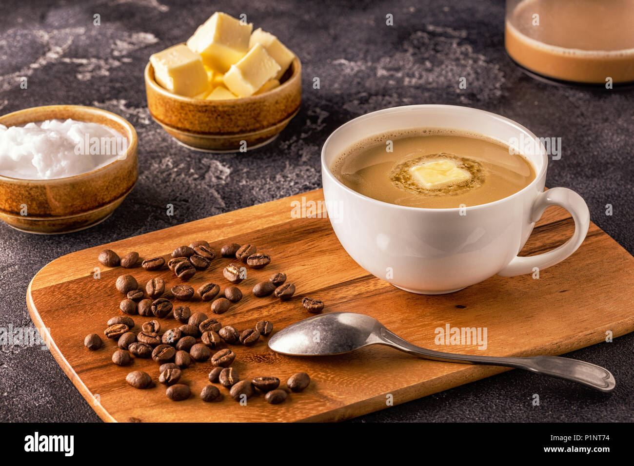 Bulletproof caffè, mescolato con burro di organico e MCT olio di noce di cocco, paleo, cheto, ketogenic bere prima colazione. Foto Stock