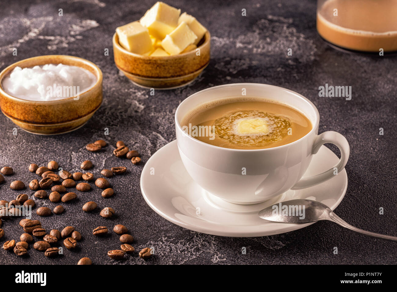 Bulletproof caffè, mescolato con burro di organico e MCT olio di noce di cocco, paleo, cheto, ketogenic bere prima colazione. Foto Stock