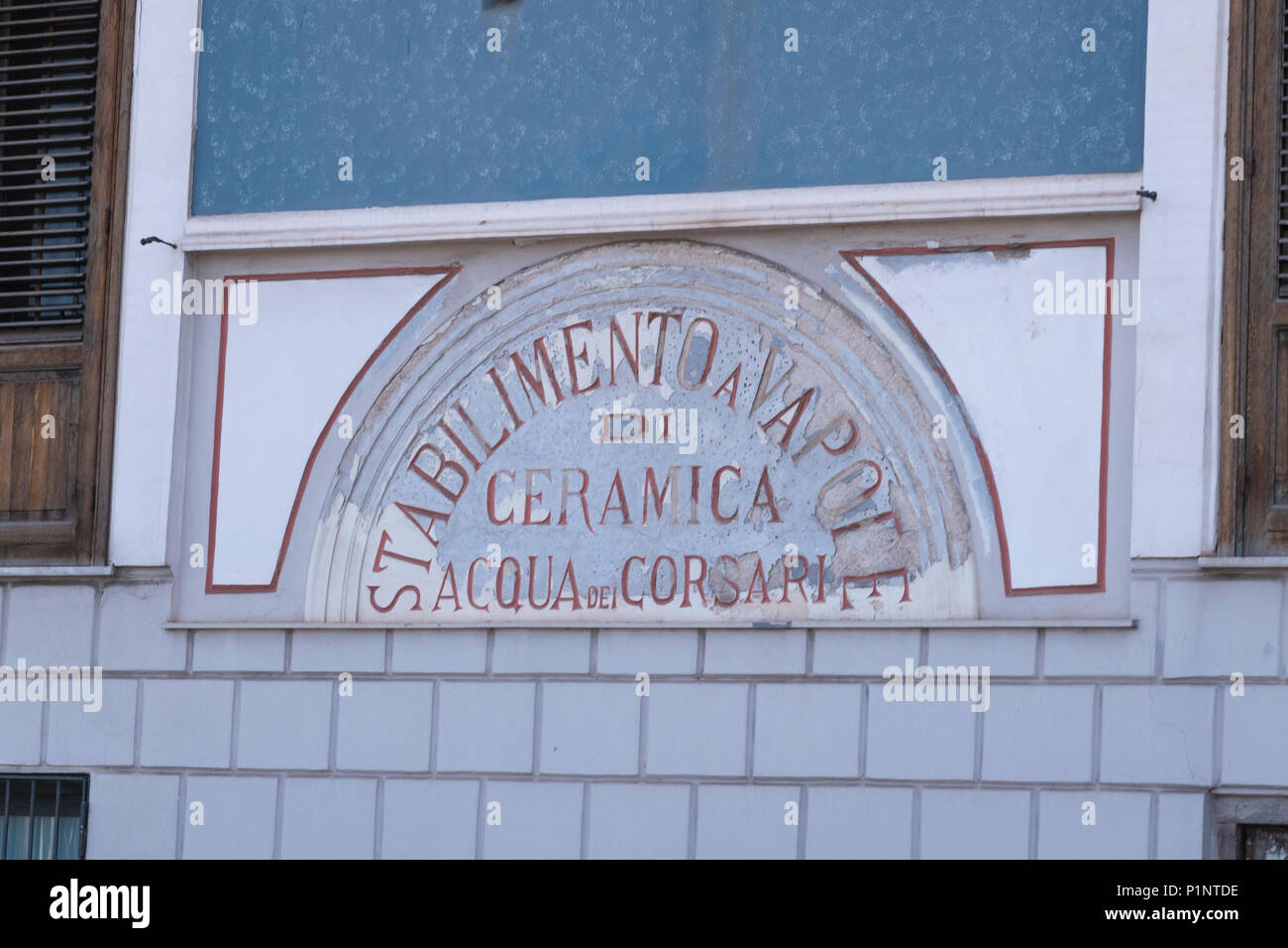 Italia Sicilia Palermo segno Stabilimento a vapore di acqua in ceramica dei Corsari ceramiche azienda scene di strada Foto Stock