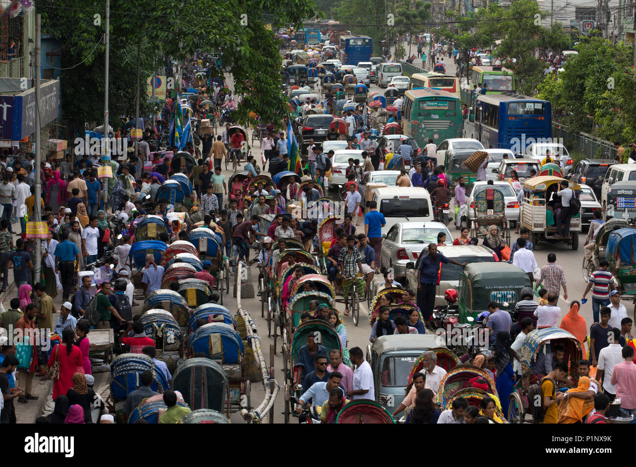 Dacca in Bangladesh - 12 giugno : ingorghi di traffico e di popoli folla visto alla nuova area di mercato durante il Ramadan a Dhaka , Bangladesh il 12 giugno 2018. Ultimi 10 Foto Stock