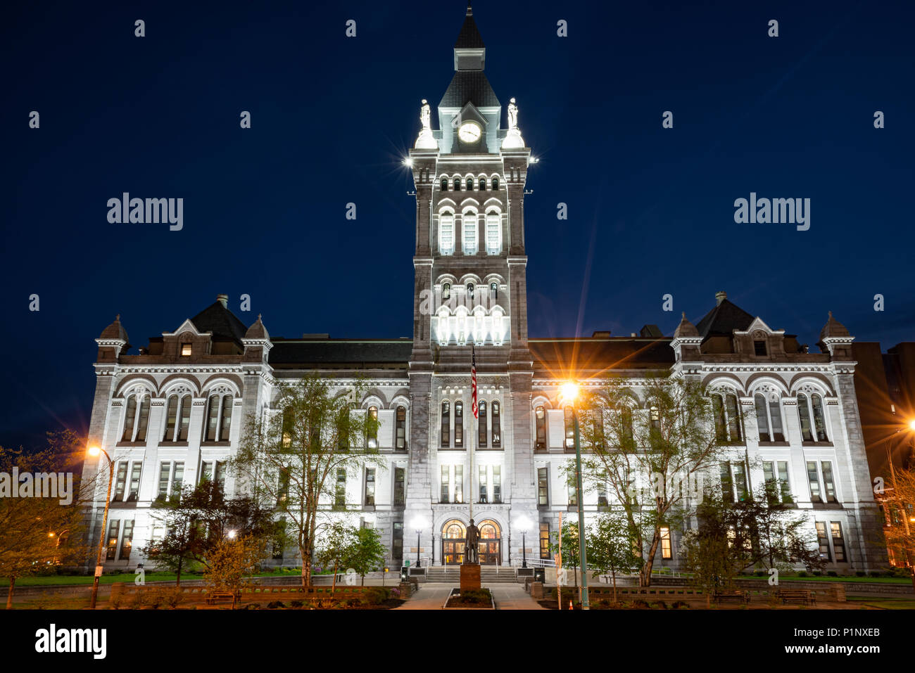 Historic Erie County Building di Buffalo, New York di notte Foto Stock