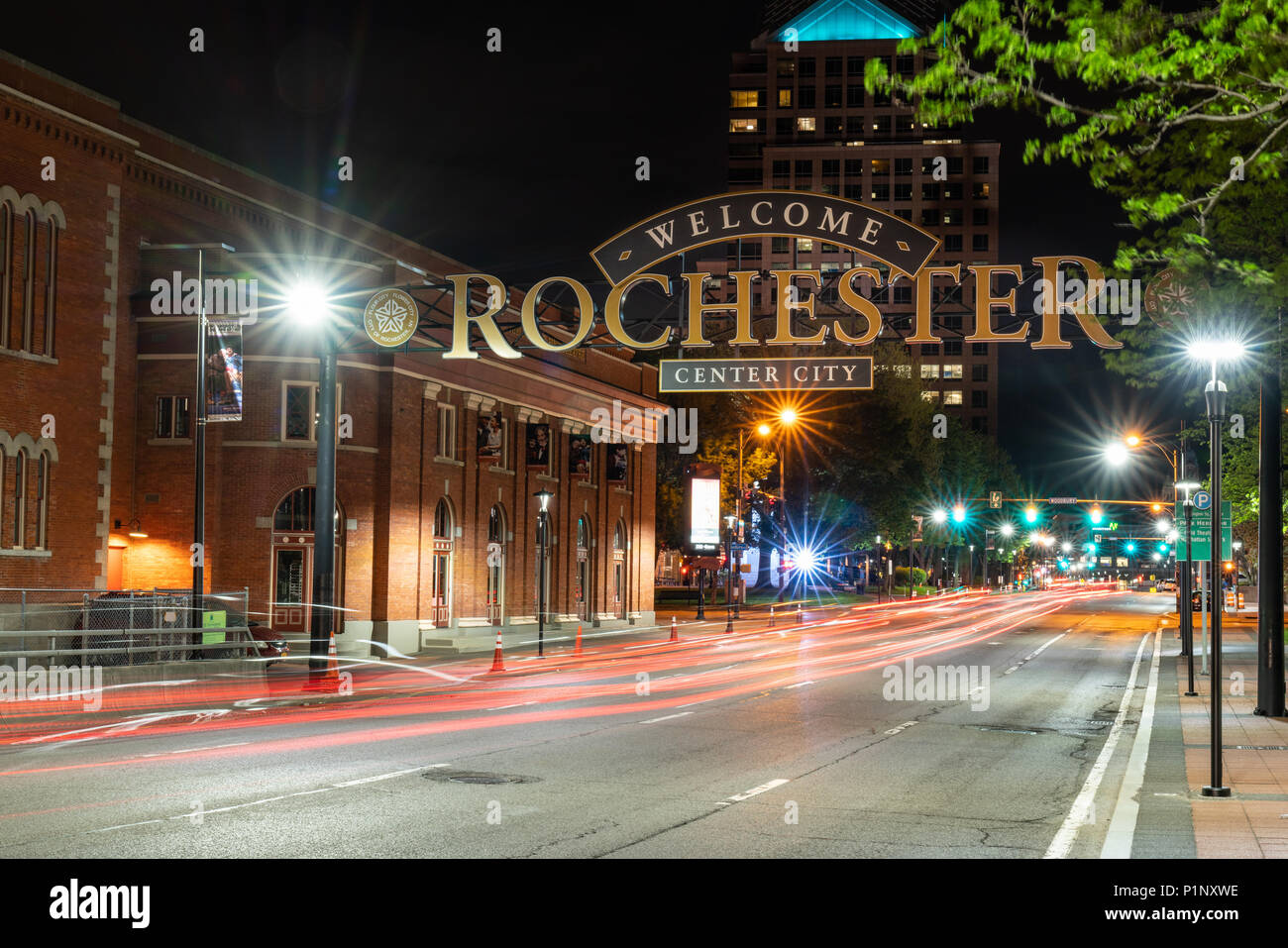 ROCHESTER, NY - 14 Maggio 2018: Benvenuti a Rochester segno lungo South Clinton Avenue nel centro cittadino di Rochester, New York Foto Stock