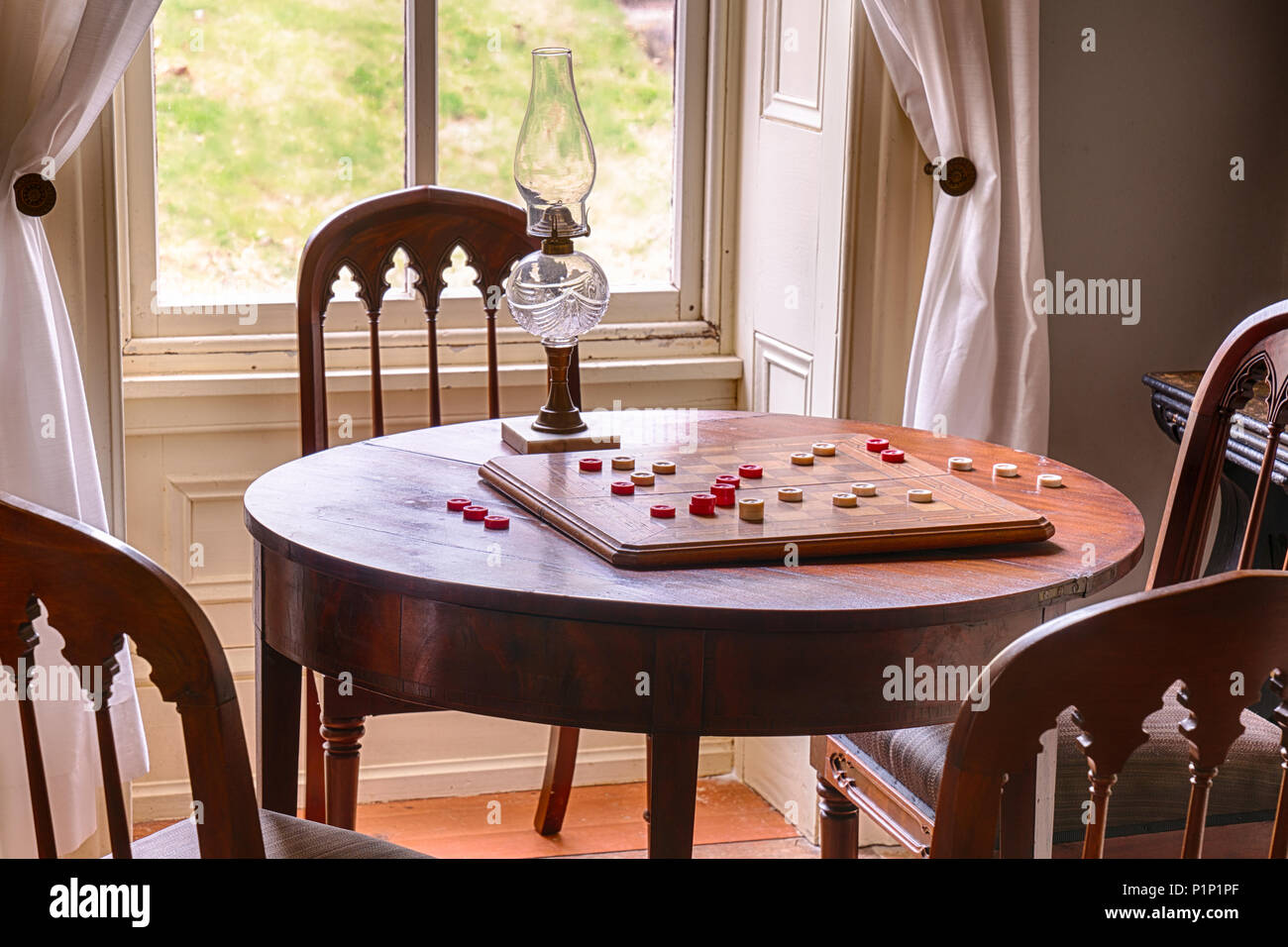 Gioco dama impostato su di una tavola in una casa storica Foto Stock