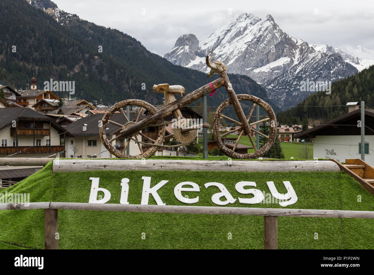 Bicicletta realizzata da rami di alberi Foto Stock