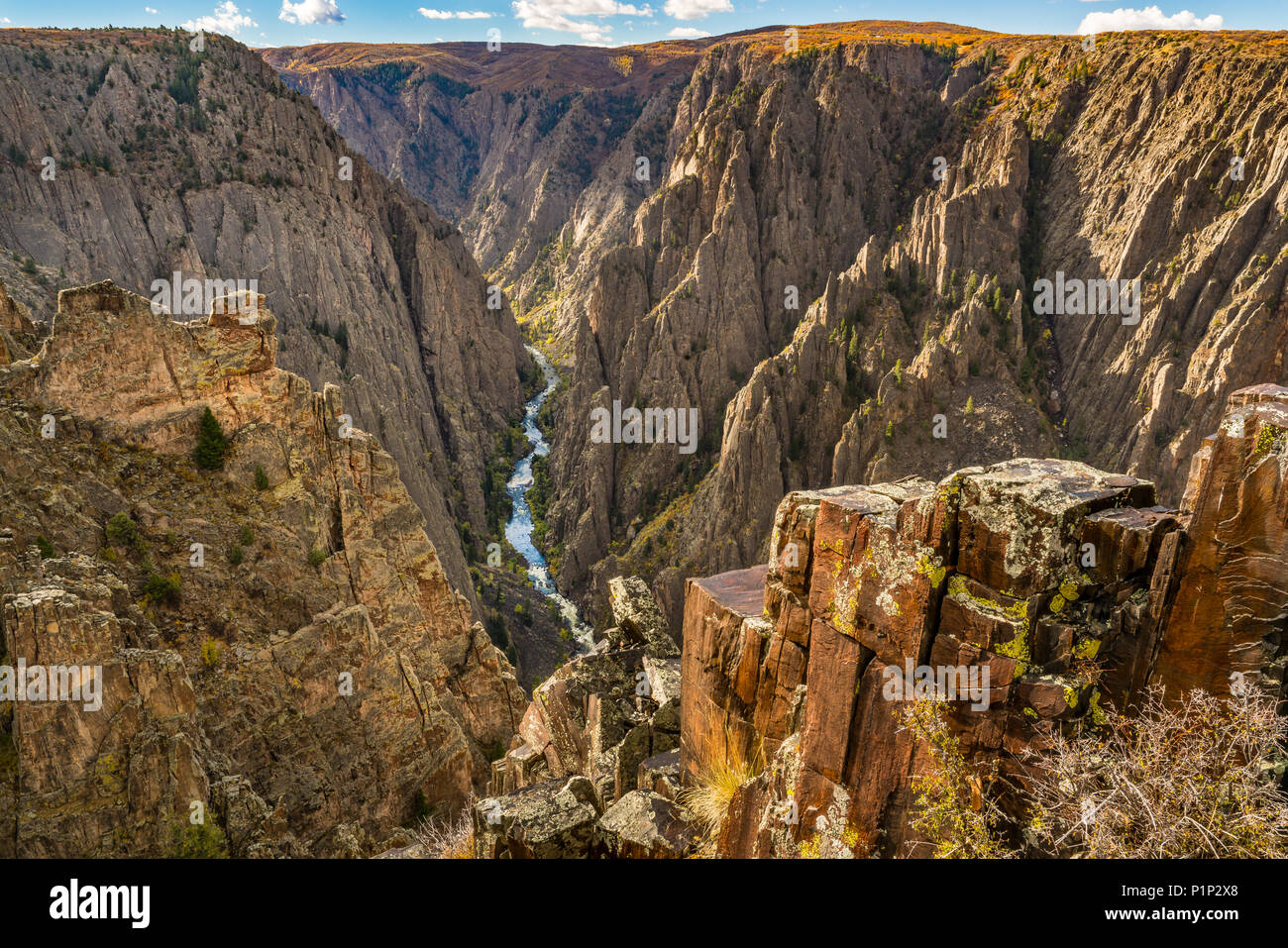 Guardando in giù per il fiume Gunnison lungo il Canyon Nero del Gunnison NP, Colorado Foto Stock
