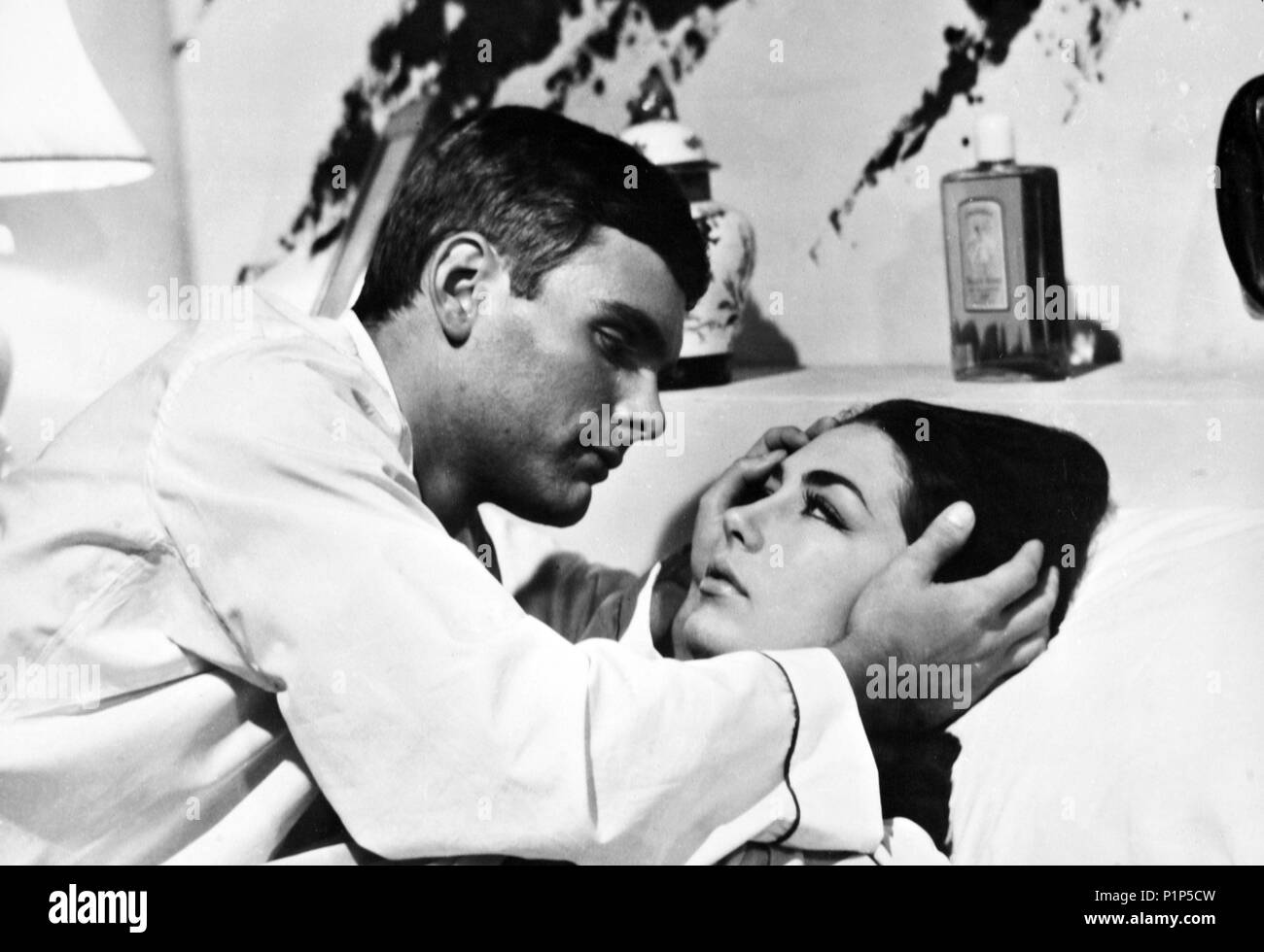 Pellicola originale titolo: LA SOTTILE LINEA ROSSA. Titolo italiano: LA SOTTILE LINEA ROSSA. Regista: ANDREW MARTON. Anno: 1964. Stelle: KEIR DULLEA. Credit: sicurezza foto, INC. / Album Foto Stock