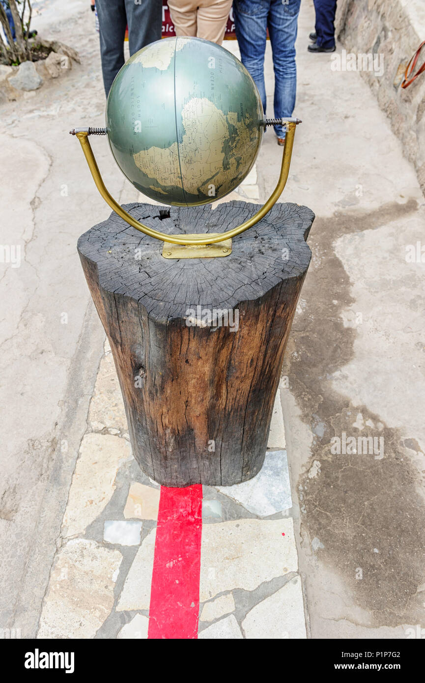 La linea rossa segna il posizionamento esatto dell'equatore al solare Intiñan Museum di San Antonio de Pichincha vicino a Quito Ecuador Foto Stock La linea rossa segna il posizionamento esatto dell'equatore al solare Intiñan Museum di San Antonio de Pichincha vicino a Quito Ecuador Foto Stock