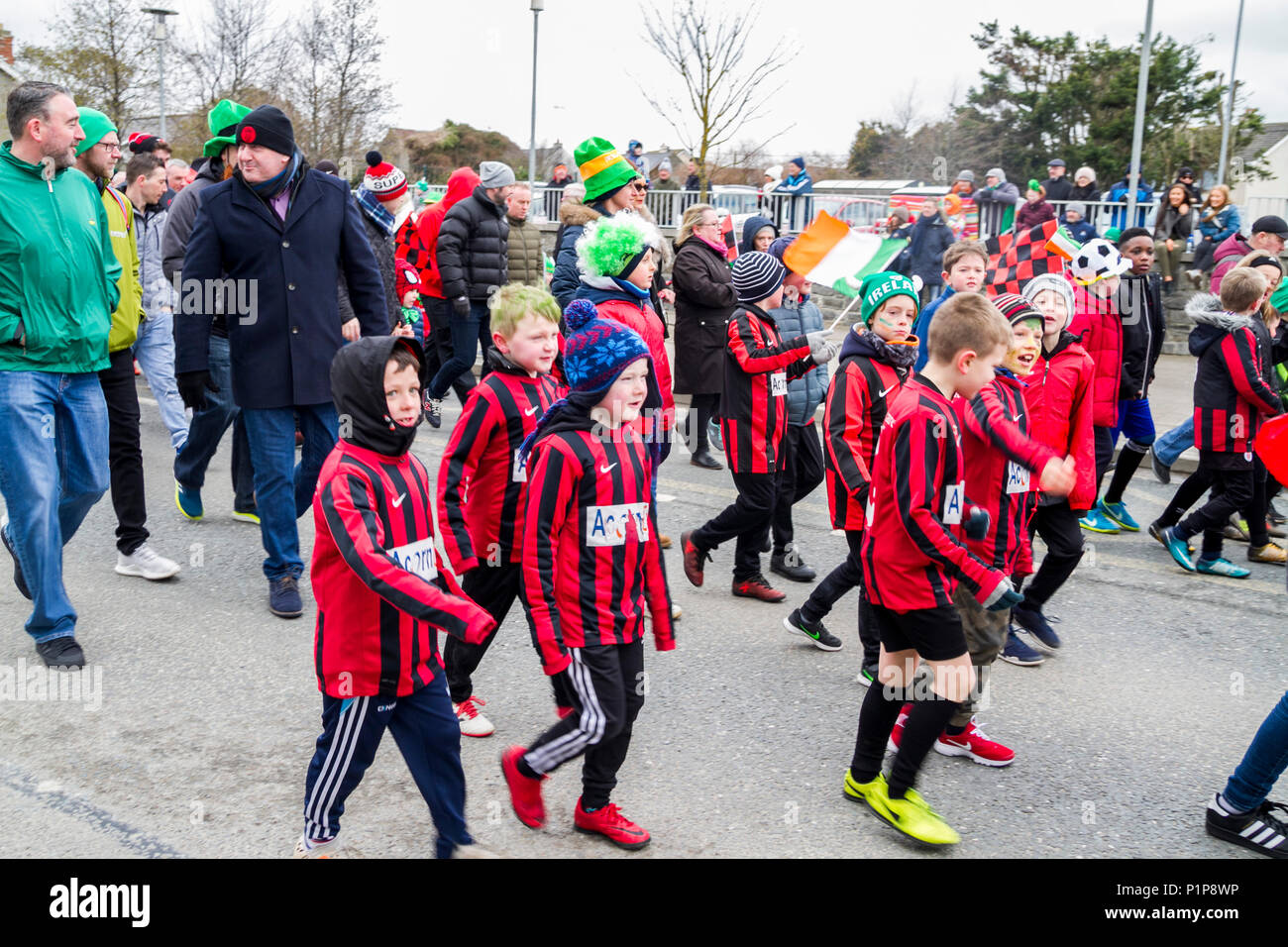 Bambini I bambini della squadra di calcio a piedi a San Patrizio parata del giorno indossano le maglie, piena kid, Dublino Irlanda Foto Stock