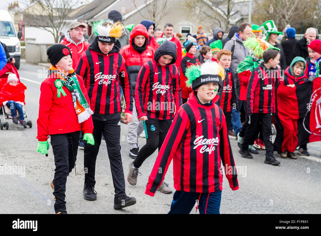 Bambini I bambini della squadra di calcio a piedi a San Patrizio parata del giorno indossano le maglie, piena kid, Dublino Irlanda Foto Stock