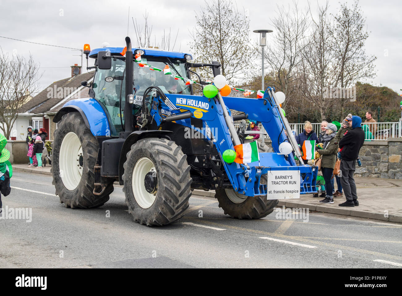 Irlandesi celebrano, San Patrizio parata del giorno celebrazioni, trattori, Dublino Irlanda Europa Foto Stock