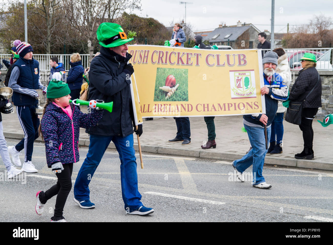 Irlandesi celebrano, San Patrizio parata del giorno celebrazioni, Dublino Irlanda Europa Foto Stock