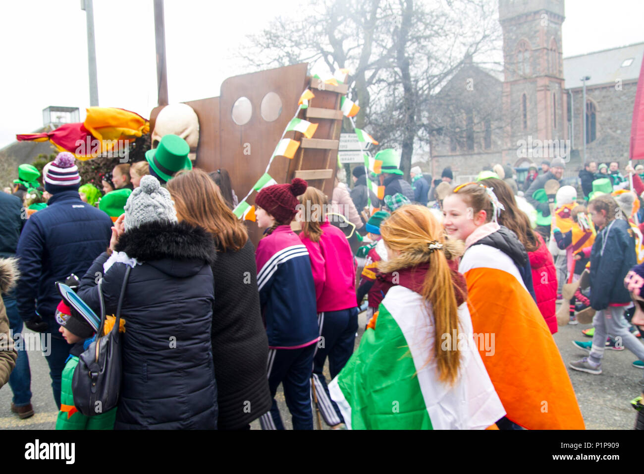 Irlandesi celebrano, San Patrizio parata del giorno celebrazioni, Dublino Irlanda Europa Foto Stock