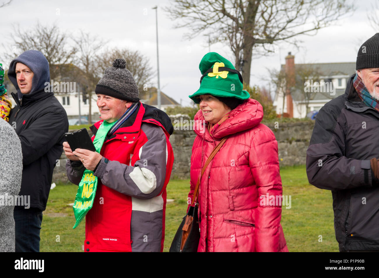 Irlandesi celebrano, San Patrizio parata del giorno celebrazioni, Dublino Irlanda Europa Foto Stock