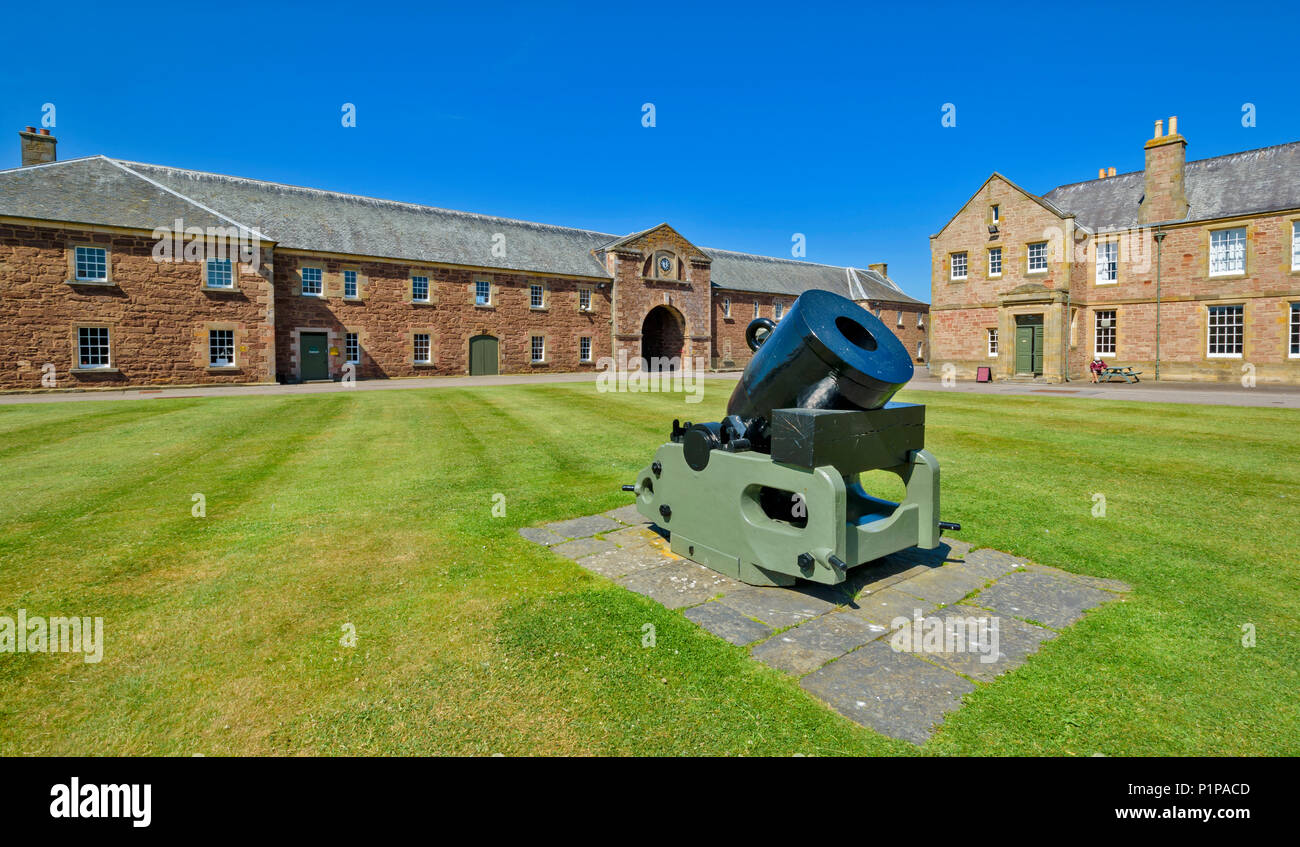 FORT GEORGE ARDERSIER INVERNESS Scozia grande cannone nero o malta al di fuori di un cafe Foto Stock
