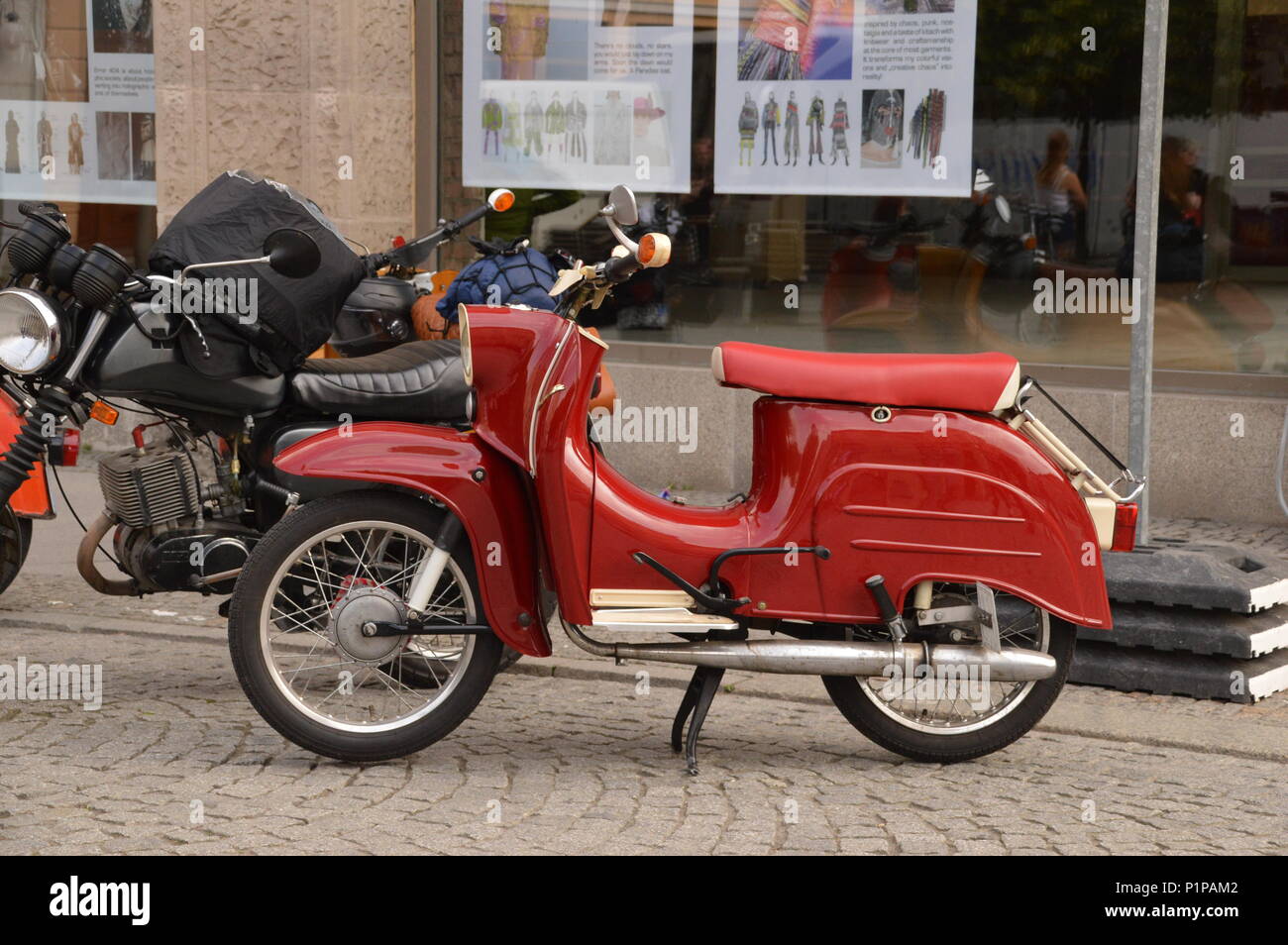 Modellino Ciclomotore DDR Atlas 1:24 - Collezione Da Esposizione Con Librone! Simson, Dnepr E DUO