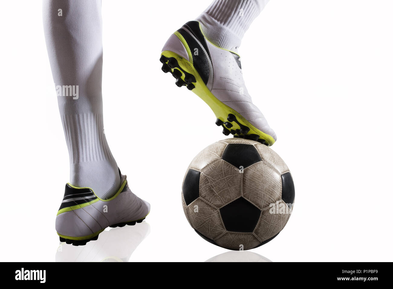 Giocatore di calcio con soccerball pronto per giocare. Isolato su sfondo bianco Foto Stock
