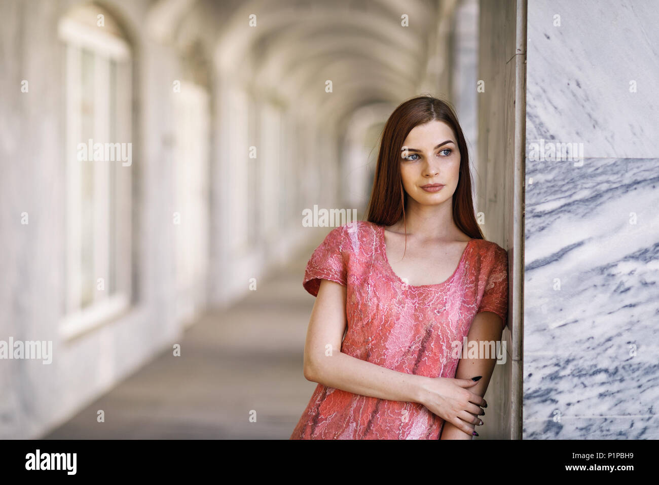 Ritratto di una giovane ragazza elegante in un abito rosa a mano con spazio per il testo Foto Stock