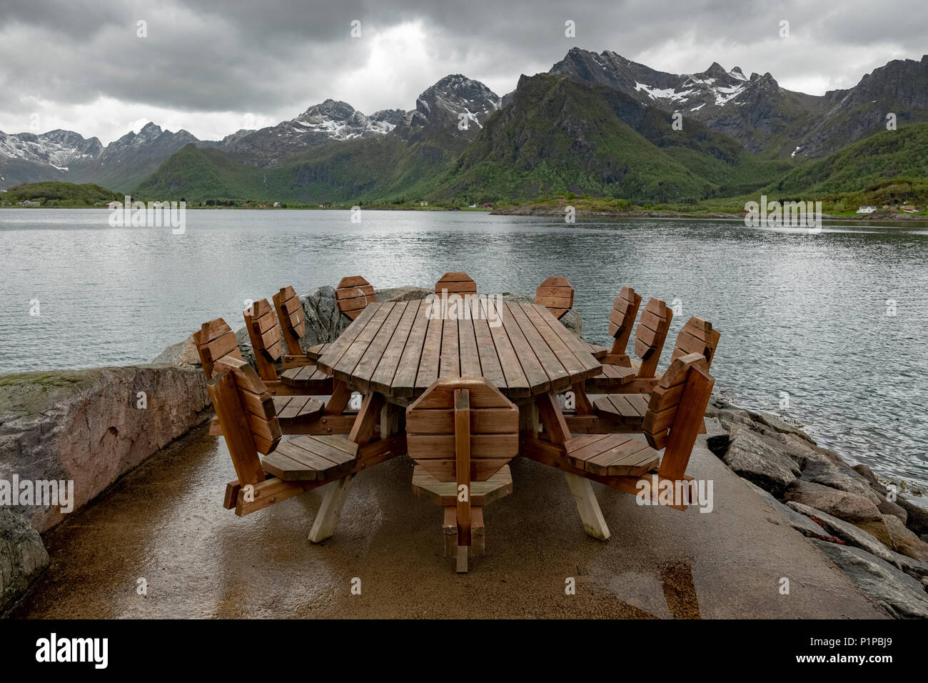 Una sala da pranzo esterna esperienza presso un campeggio vicino a Svolvaer, Isole Lofoten in Norvegia. Foto Stock