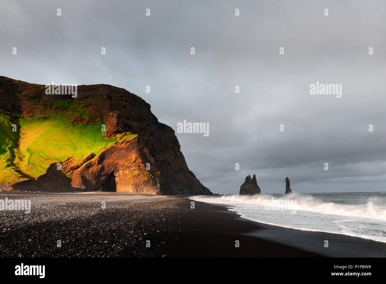 Incredibile vista della spiaggia nera Foto Stock