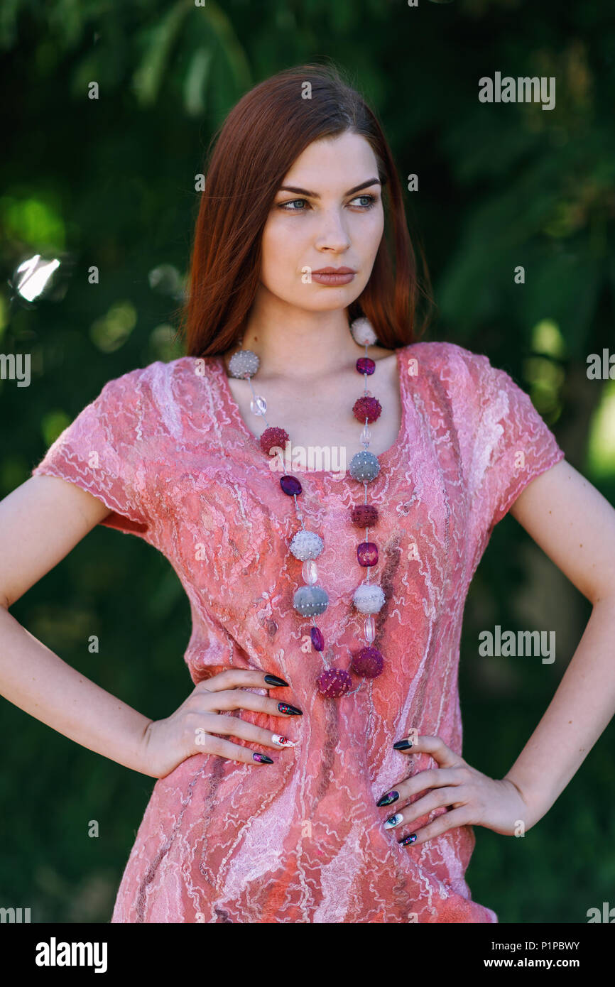 Giovane ragazza elegante in posa perfetta vestito di lana merinos. Modello mostra abiti firmati, close-up Foto Stock