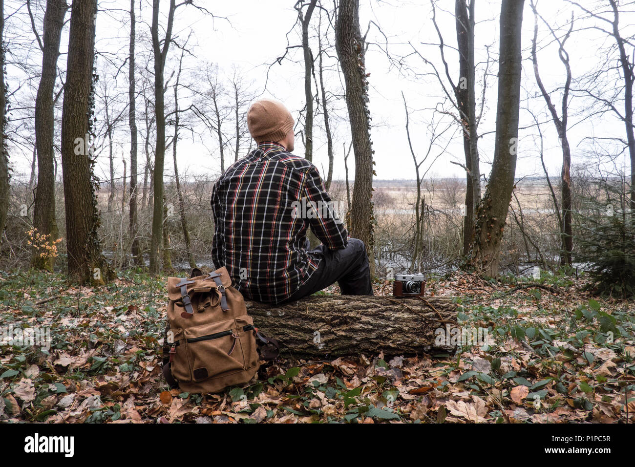 Uomo con zaino in bosco selvatico Foto Stock