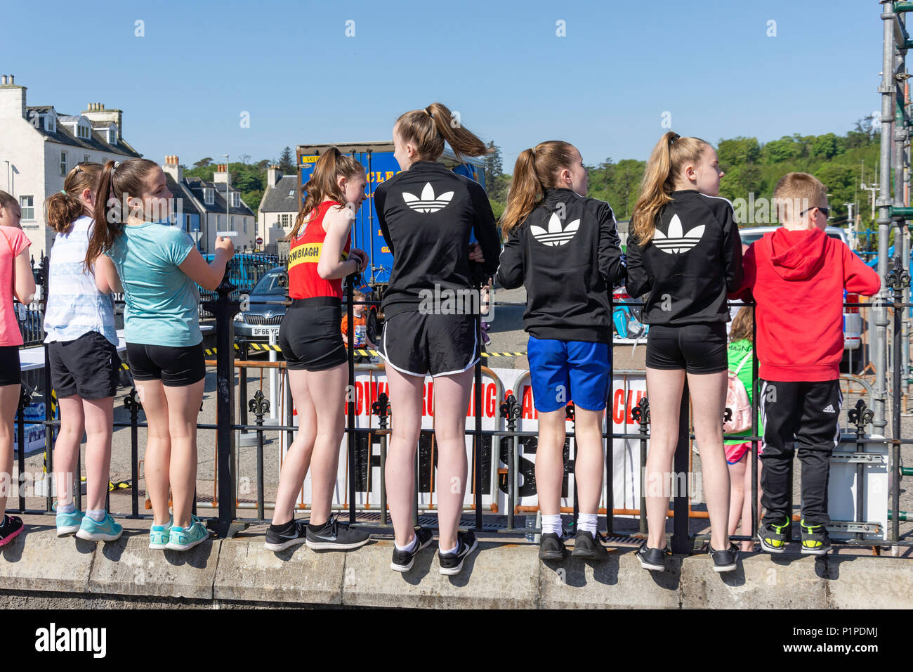 Bambini awaitng l inizio di Stornoway Half Marathon start sul Quayside, Stornoway, isola di Lewis, Ebridi Esterne, Scotland, Regno Unito Foto Stock