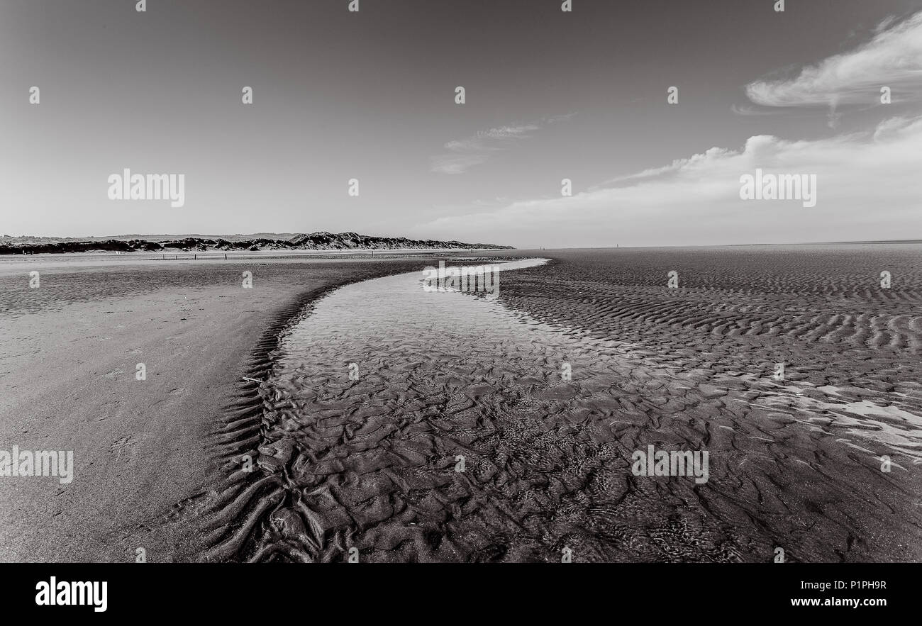 Immagine in bianco e nero di spiaggia di sabbia in Talacre , Galles , il Regno Unito prese in una limpida giornata di primavera Foto Stock