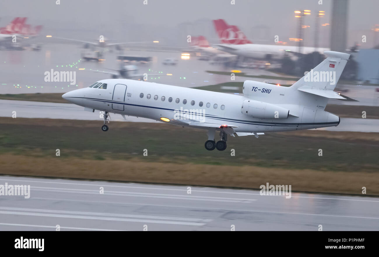 ISTANBUL, Turchia - MARZO 04, 2018: Dassault Falcon 900DX (CN 617) in atterraggio a Istanbul Ataturk. Foto Stock