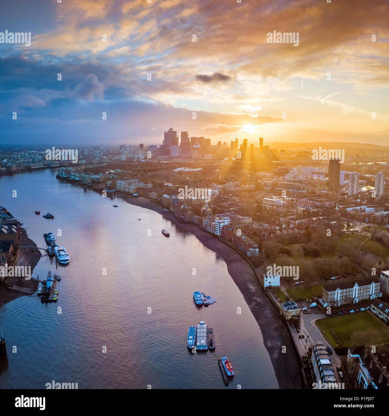 Londra, Inghilterra - antenna panoramiche dello skyline di Londra est all'alba con skycrapers di Canary Wharf e bellissimo cielo colorato a sfondo Foto Stock