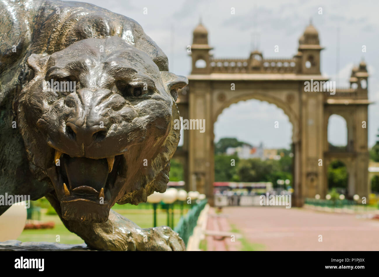 Statua di bronzo di tiger a Mysore Palace; Mysore, Karnataka, India Foto Stock