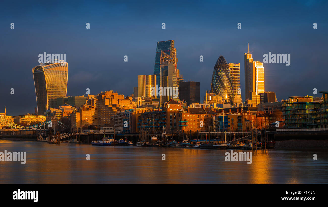 Londra, Inghilterra - incredibile cielo drammatico e ora d'oro del sole quartiere bancario di Londra con famosi grattacieli Foto Stock