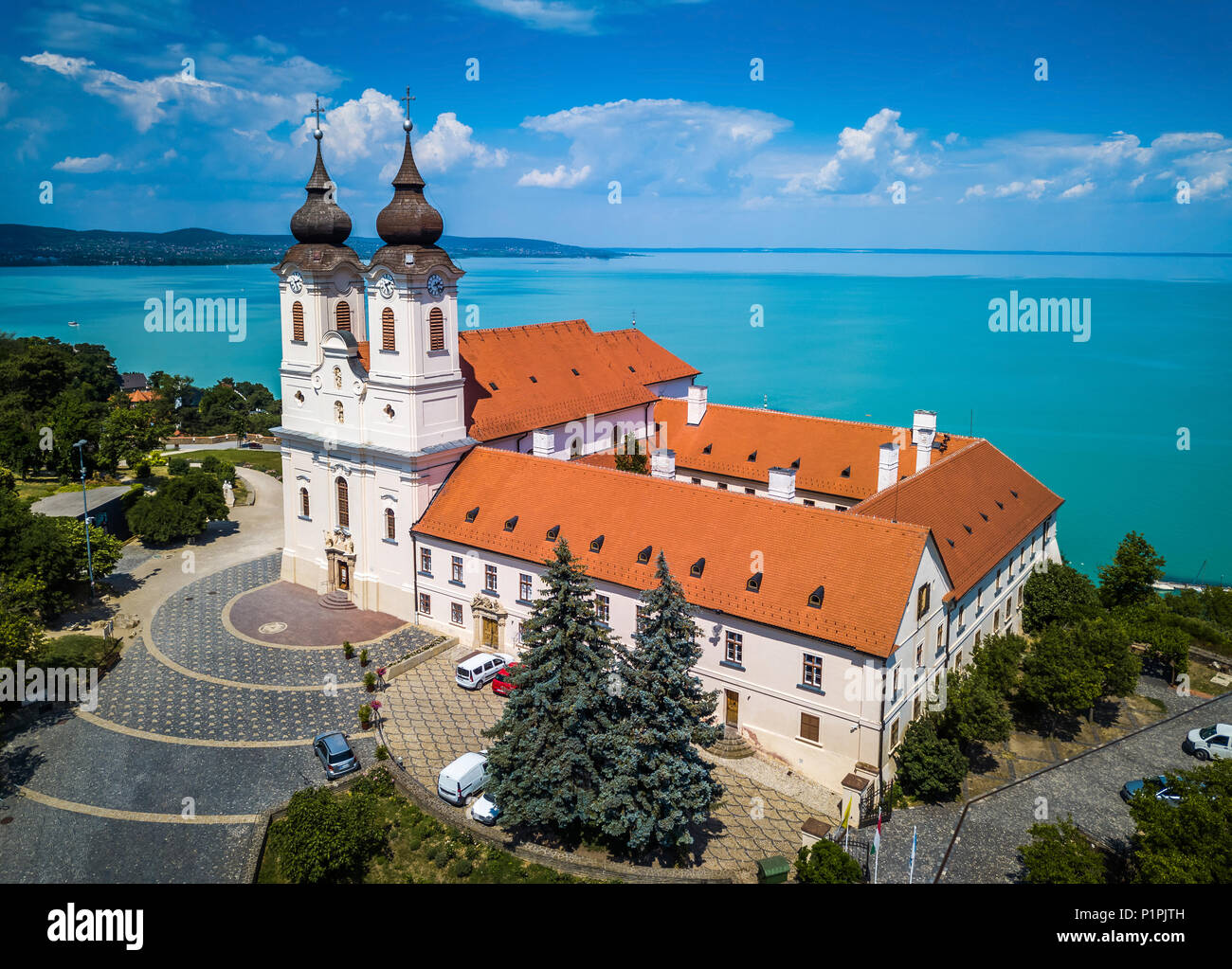 Tihany, Ungheria - vista aerea del famoso monastero benedettino di Tihany (Tihany Abbey) con belle coloruful Lago Balaton e cielo blu a backg Foto Stock