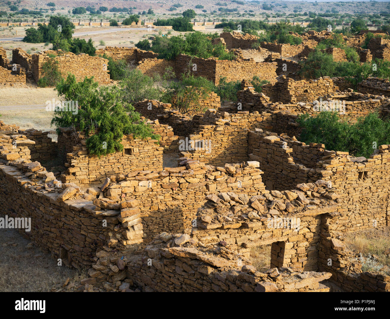Villaggio abbandonato nel distretto di Jaisalmer del Rajasthan. Kuldhara ha acquisito una reputazione come sito perseguitato; Jiyai, Rajasthan, India Foto Stock