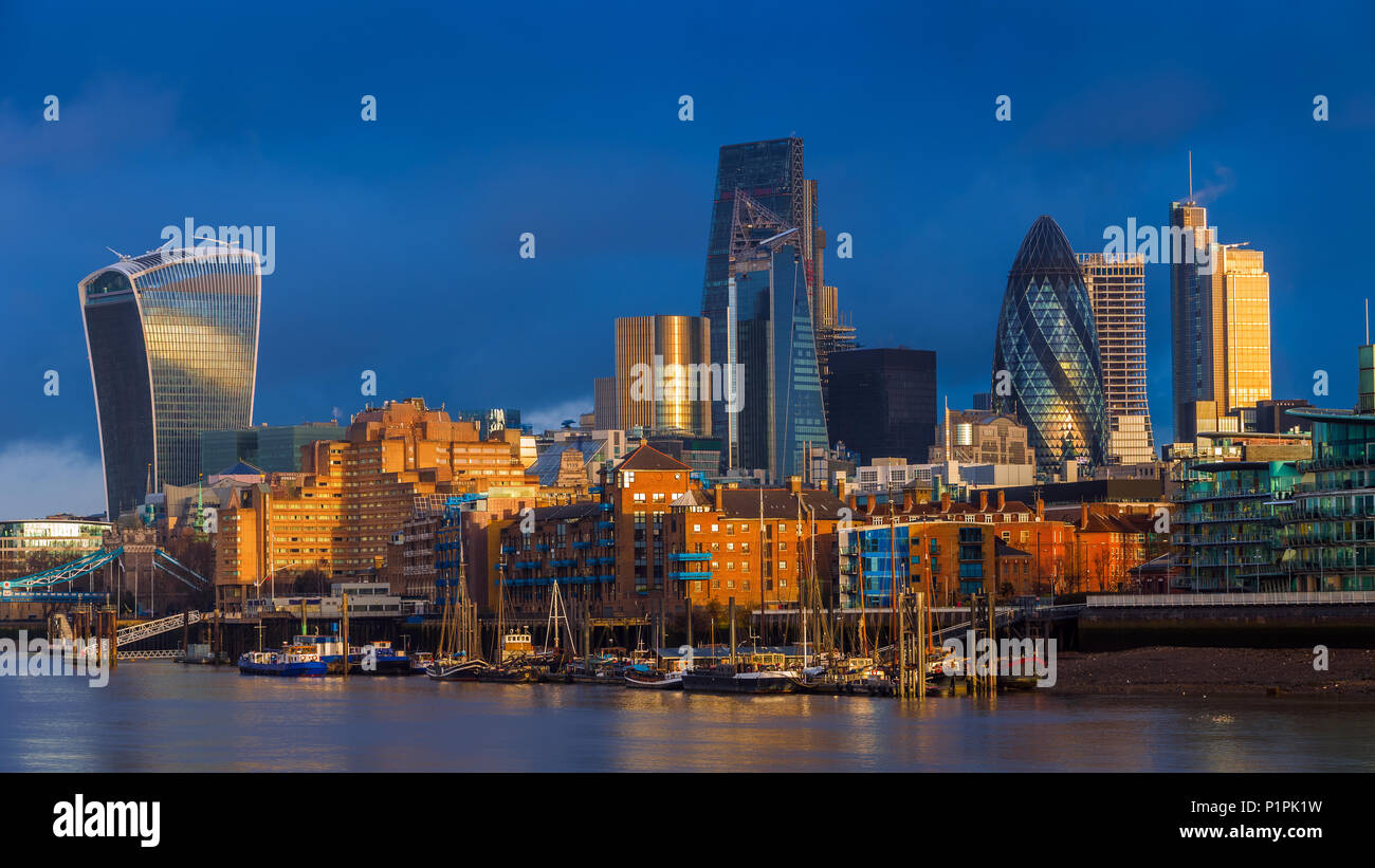 Londra, Inghilterra - bella cielo drammatico e ora d'oro del sole quartiere bancario di Londra con famosi grattacieli Foto Stock
