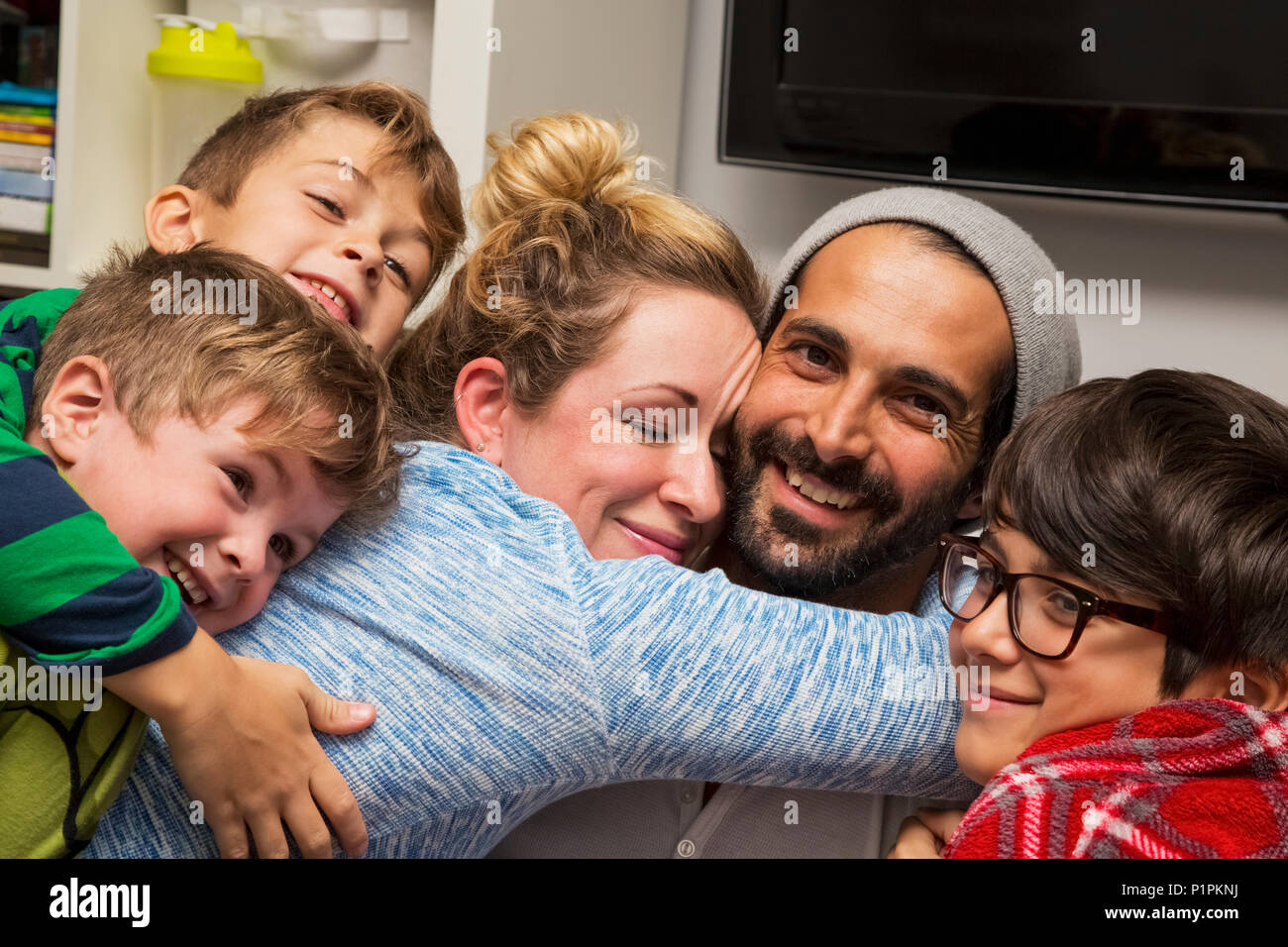 Una famiglia di cinque persone in un abbraccio; Langley, British Columbia, Canada Foto Stock