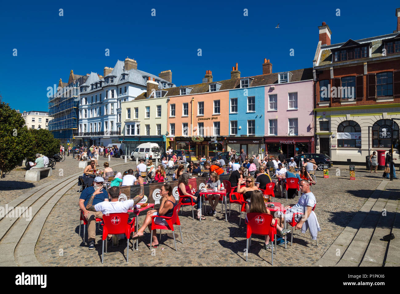 La gente seduta fuori a bere e mangiare al fresco in estate presso la parata, Città Vecchia, Margate, Kent, England, Regno Unito Foto Stock