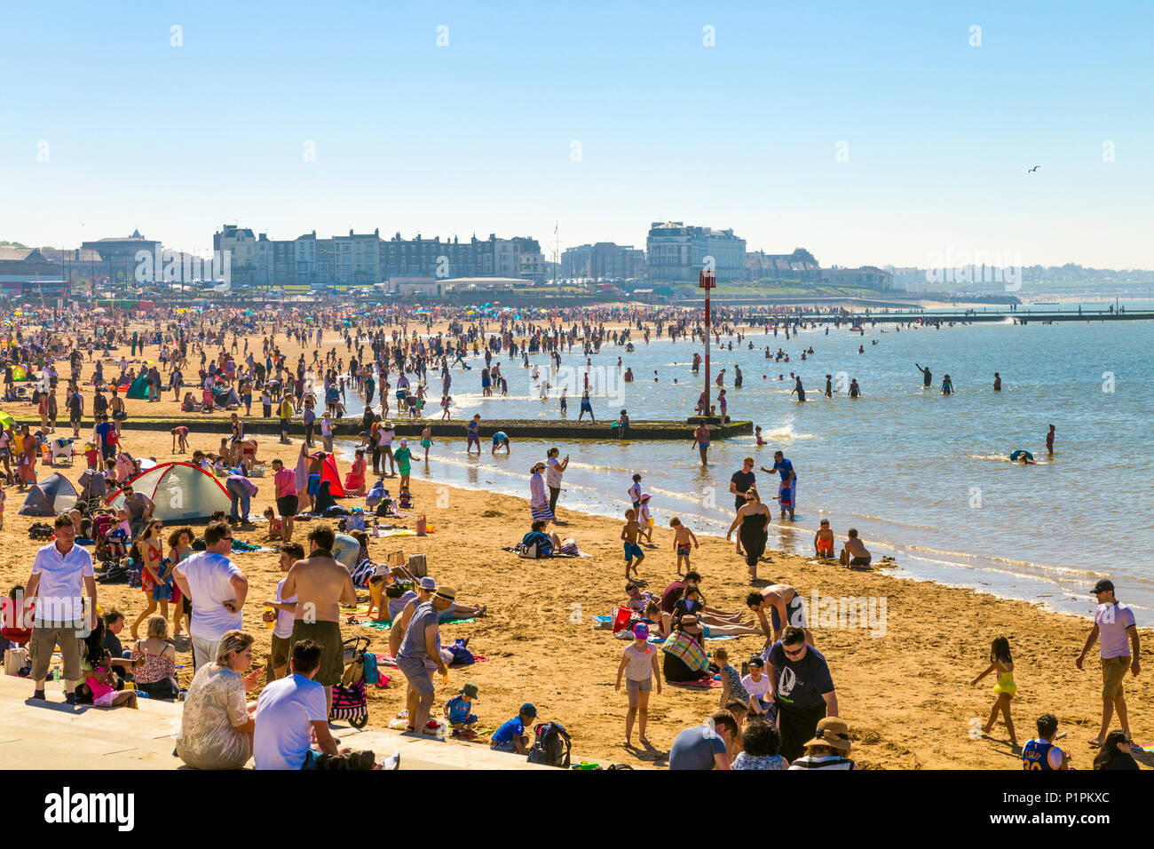 Spiaggia affollata su un caldo weekend a Margate, London, Regno Unito Foto Stock