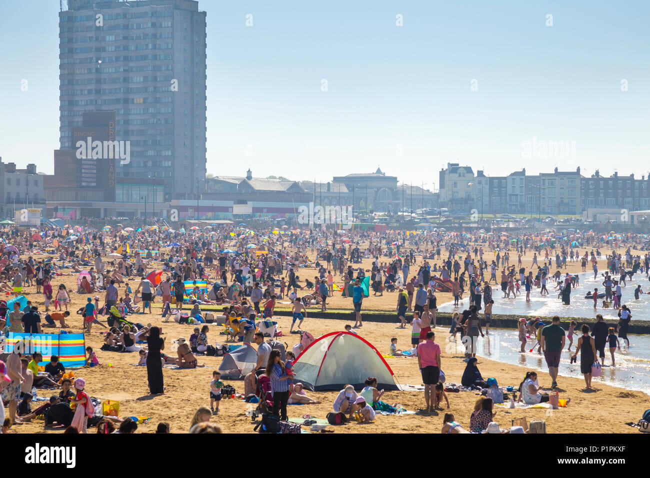 Spiaggia affollata su un caldo weekend a Margate, London, Regno Unito Foto Stock