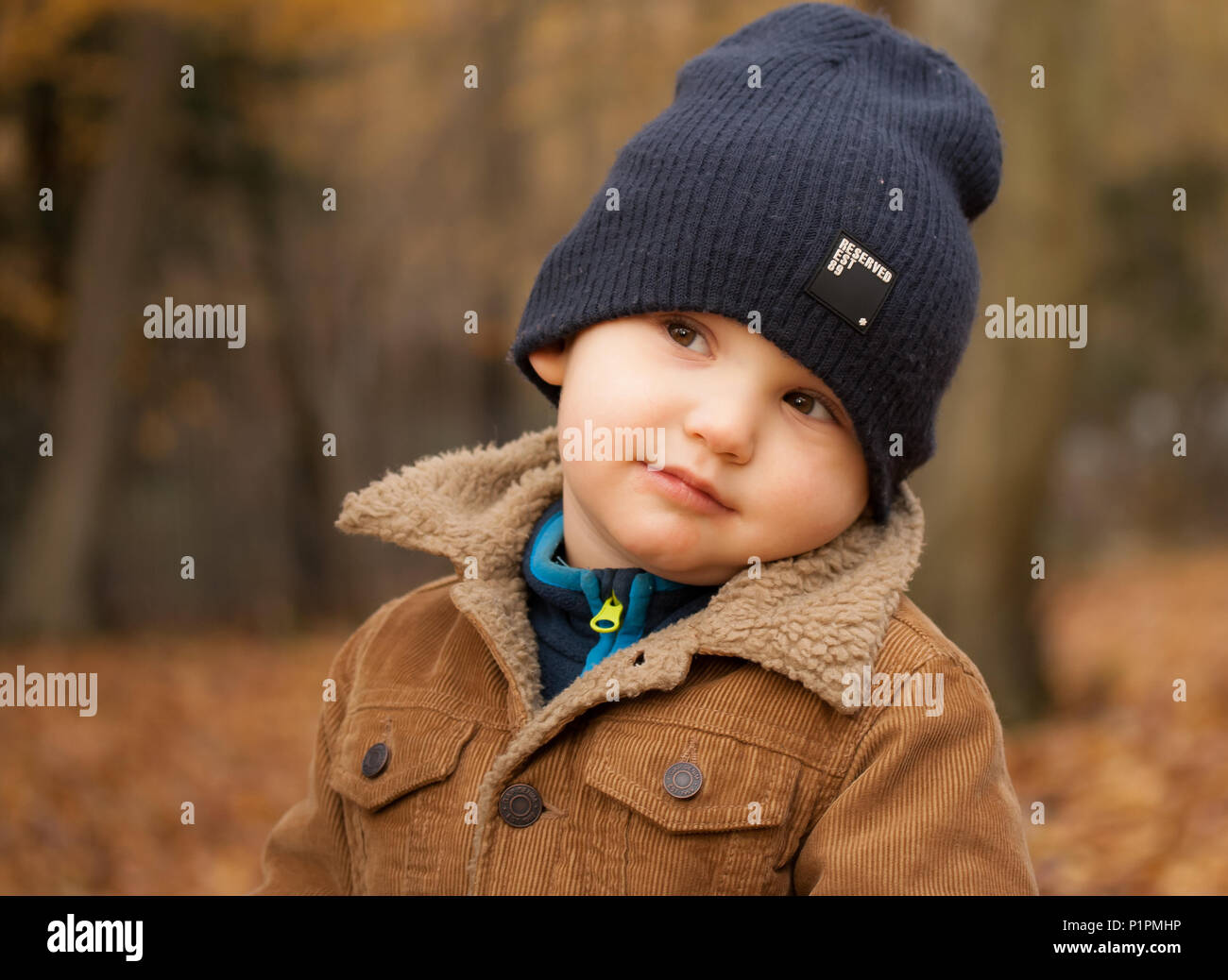 Un ragazzo nella foresta Foto Stock