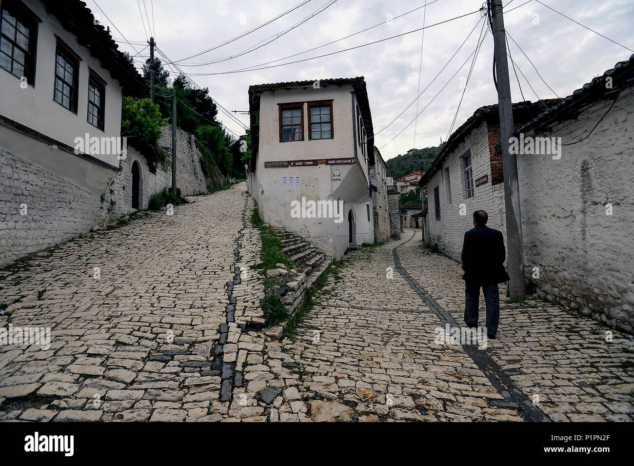 Berat, Albania, un uomo che corre attraverso le strade di Berat Foto Stock