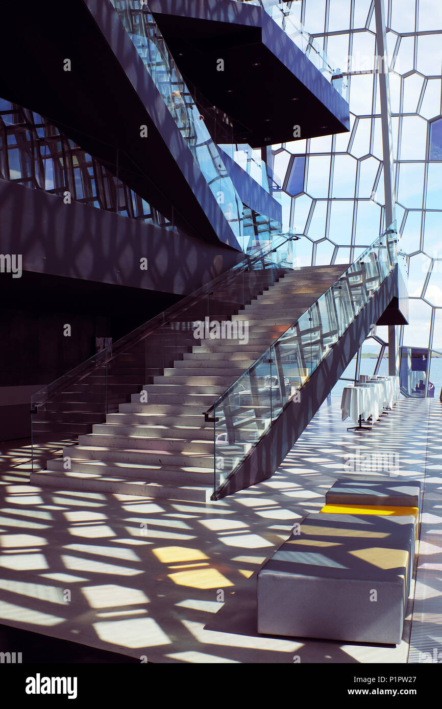Scalone interno e la facciata in vetro del Harpa Concert Hall, Reykjavik, Islanda Foto Stock