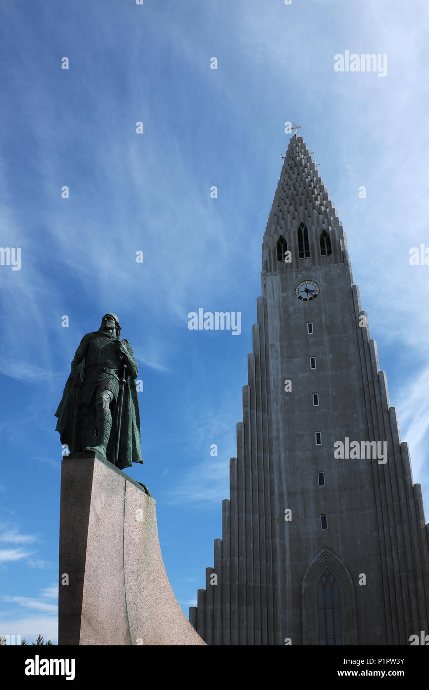 Statua di Leif Erikson nella parte anteriore della chiesa Hallgrímskirkja, Reykjavik, Islanda Foto Stock