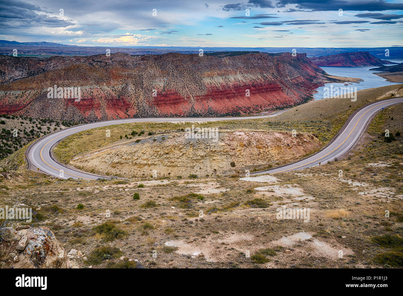 La curvatura, tortuosa strada attraverso Flaming Gorge National Recreation Area, Wyoming Foto Stock