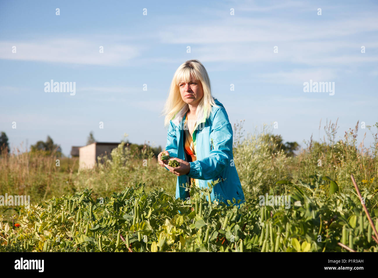 Womwn in orto Foto Stock